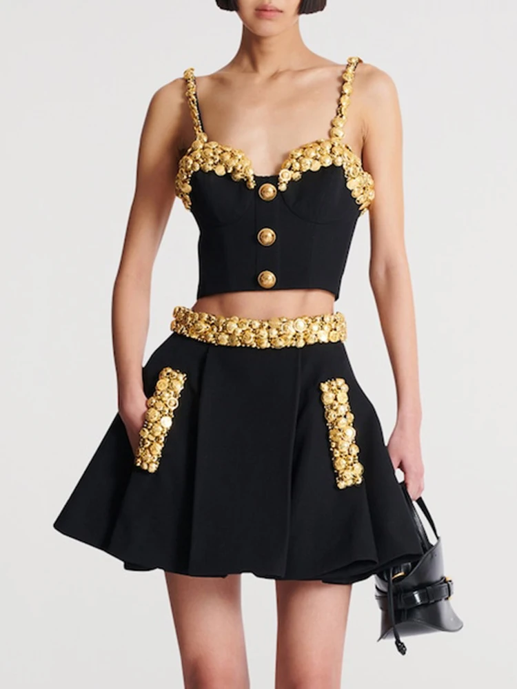 VC zwarte tweedelige set jurk met gouden knopen luxe crop top en hoge taille a-lijn rok outfit mode bijeenkomsten vakantiekleding