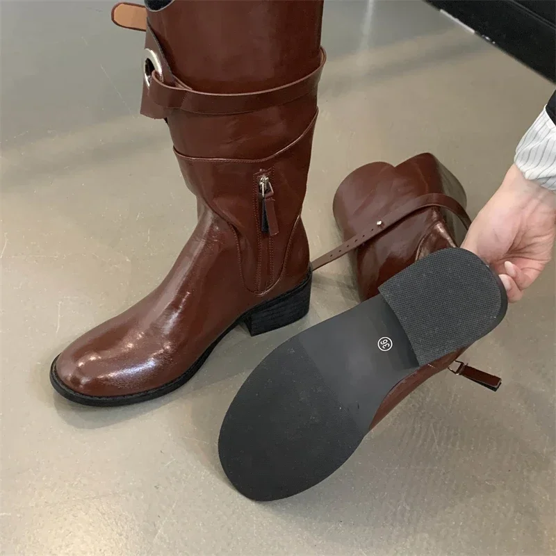 

Aneikeh коричневые модные дизайнерские сапоги до колена с пряжкой на ремне и круглым носком, женские длинные ботильоны на квадратном низком каблуке с застежкой-молнией