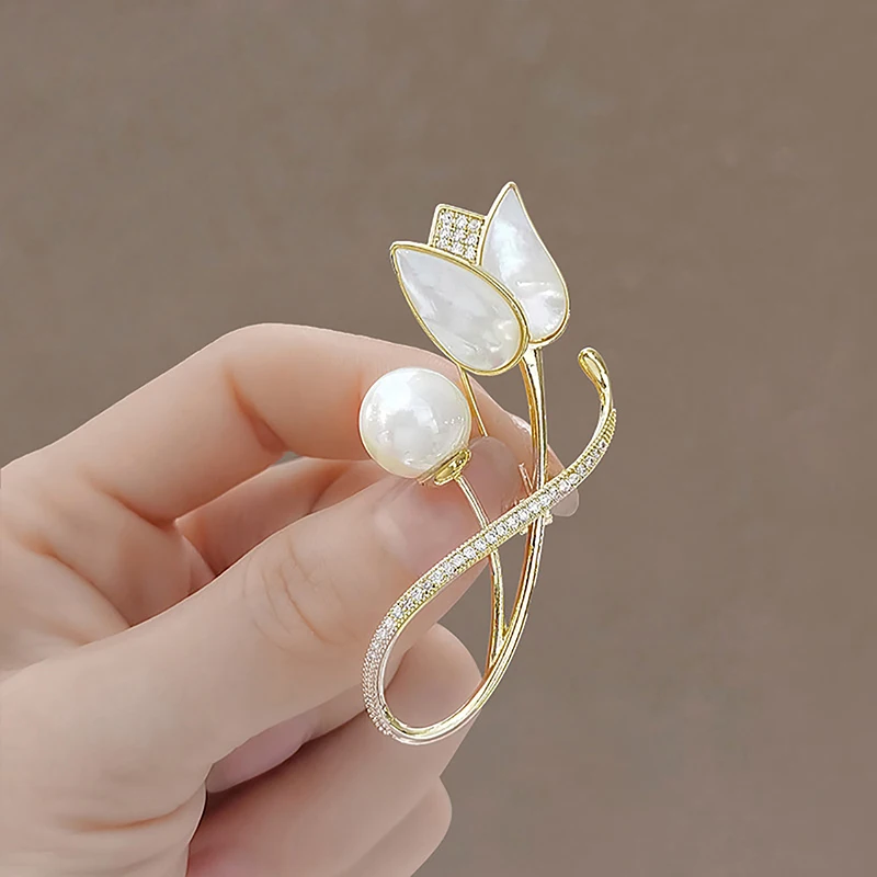 Fashion Tulip Flower Imitation Pearl Brooch For Women Metal Anti-glare Fixed Clothes Lapel Pin Sweater Coat Clothing Accessories