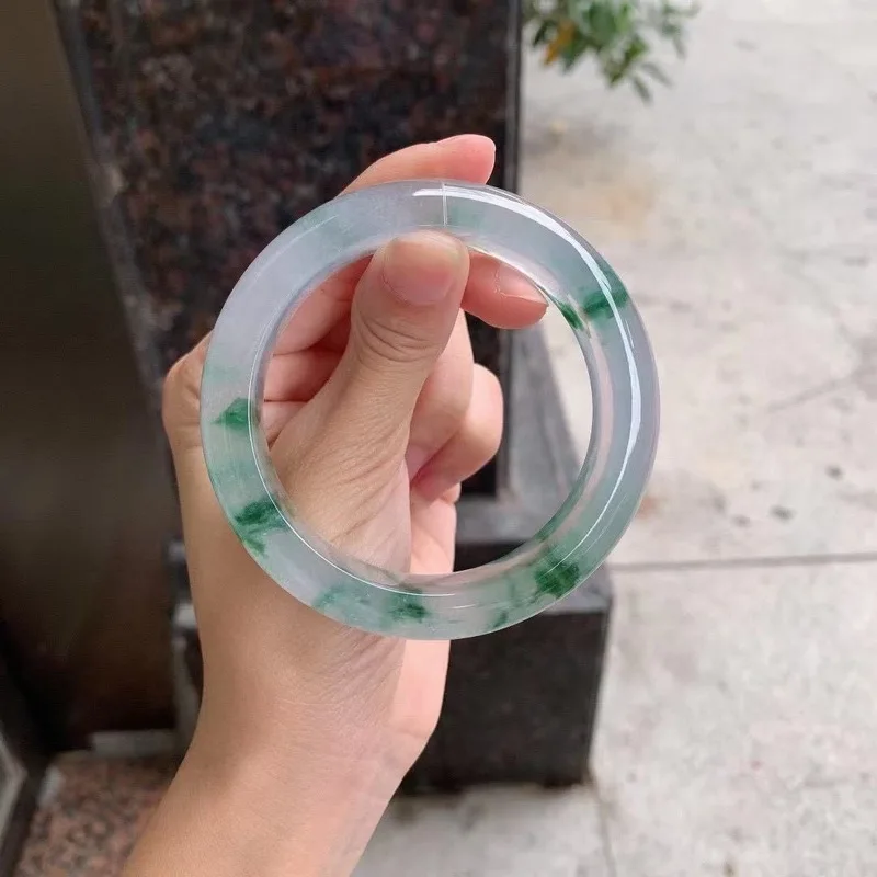 Dulong with floating green patterns, ice-type , quartzite , standard jade bracelet, emerald color
