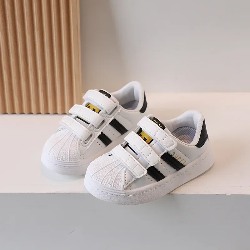 أحذية رياضية للأطفال للربيع والخريف موديلات الفصول الأربعة للأولاد والبنات أحذية كاجوال برأس صدفة أحذية بيضاء صغيرة