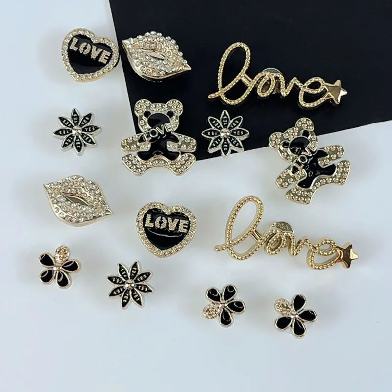 14 قطعة مجموعة سحر الأحذية الفاخرة اكسسوارات ثقب إبزيم الحذاء الدب الذهبي رسالة الشفاه DIY بها بنفسك الأحذية زينة الاطفال حفلة بنات هدية