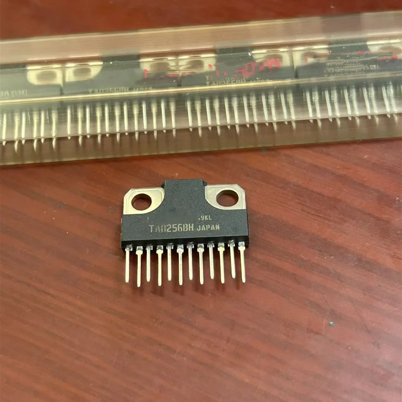 

TA8256BH original integrated circuit chip