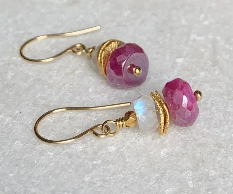 Pendientes de piedra lunar de oro / Pendientes de piedra lunar mística / Pendientes delicados de piedra lunar de oro / Pendientes de piedra natal de junio / Regalo para ella