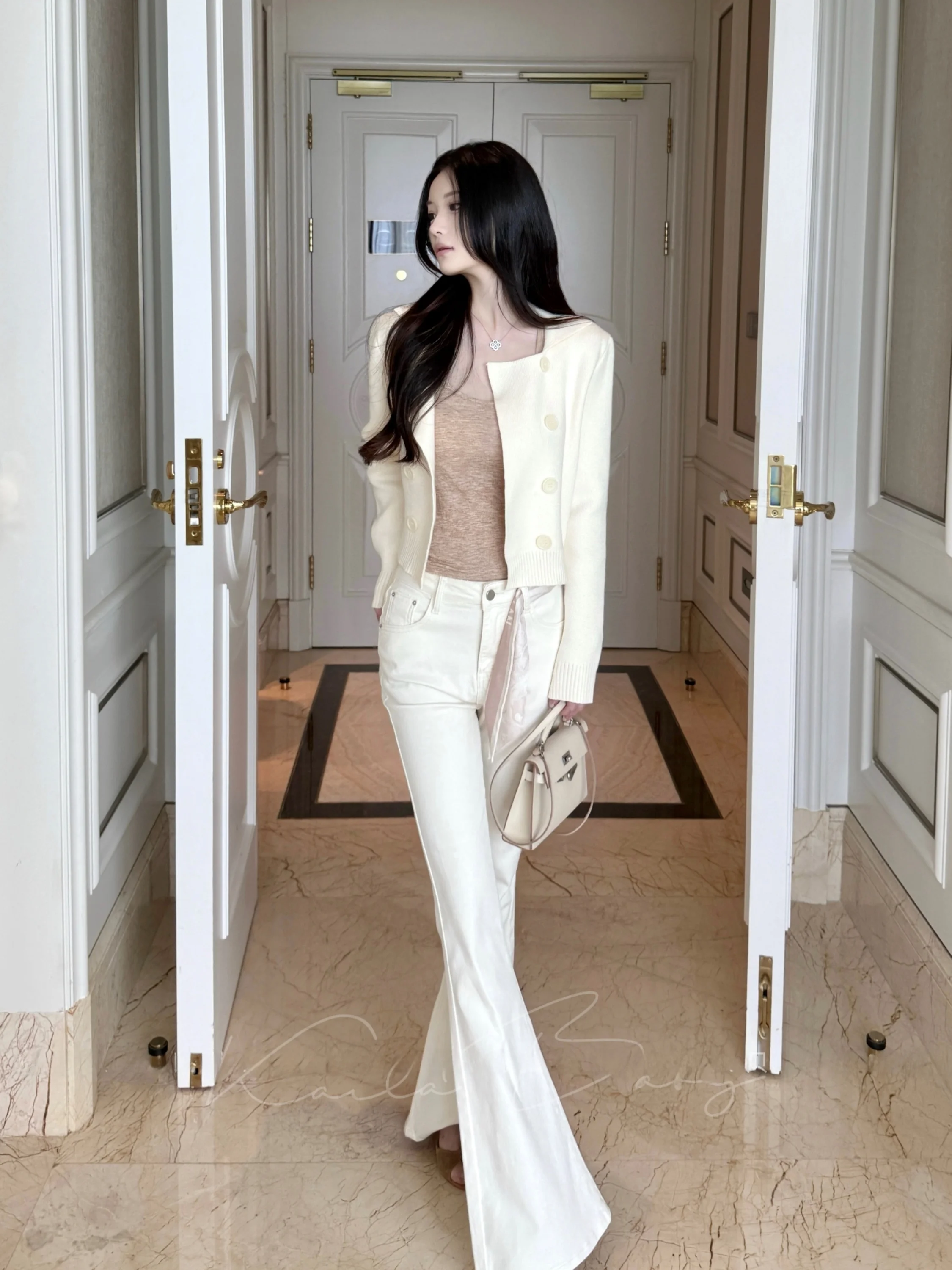 

Женские джинсы с высокой талией и расклешенными штанинами из хлопкового стрейч-денима с декоративной отделкой в форме сердца на ягодицах, коллекция Осень 2025