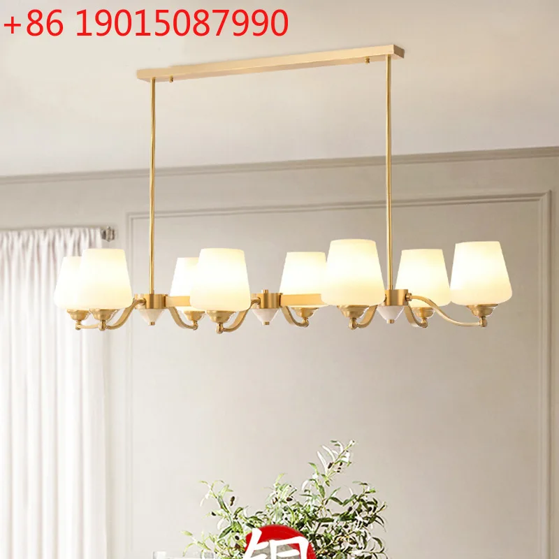 

Столовая, гостиная, прямоугольная барная стойка, люстра, длинный обеденный стол, полностью медные лампы в стиле французского европейского ретро.