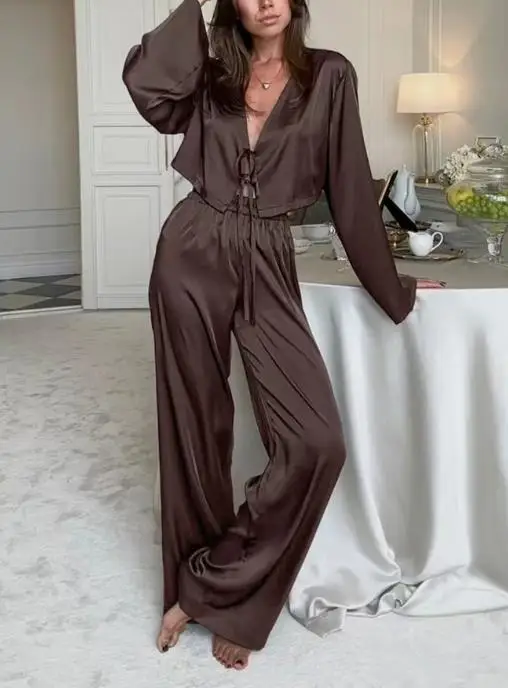 

Женский комплект домашней одежды из двух предметов: укороченный топ с завязками спереди и длинными рукавами и широкие брюки, мягкий атласный повседневный комплект