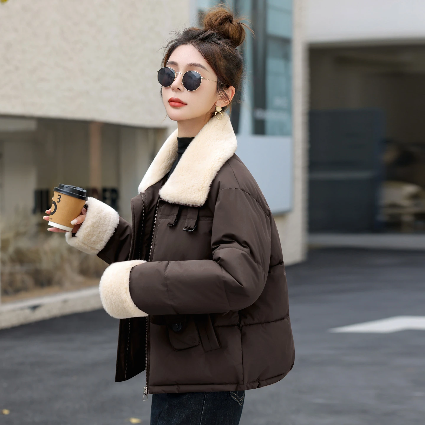 เสื้อโค้ทผู้หญิงสำหรับฤดูหนาว แบบหนาบุใยสังเคราะห์ สีพื้น ปกเสื้อแบบปกเชิ้ต ติดซิป  สำหรับสุภาพสตรี