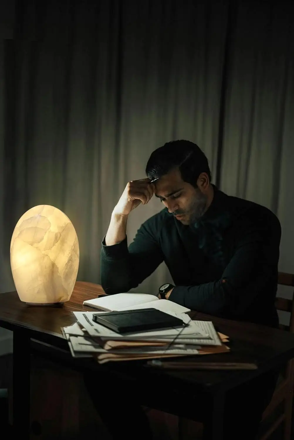 Lampada in cristallo di calcite realizzata a mano con bagliore ambrato dimmerabile, struttura naturale unica per l'arredamento della camera da letto