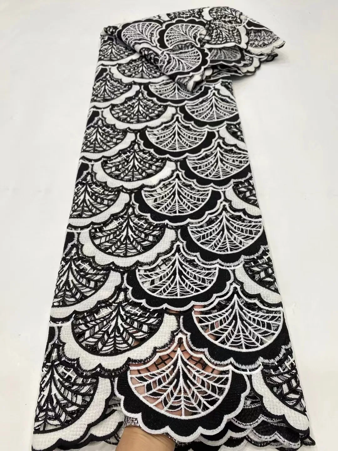 

Black White Nigeria African Lace Fabric 2021 High Quality Water Soluble Lace Guipure Cord Lace Fabric For Wedding Party KDP21153