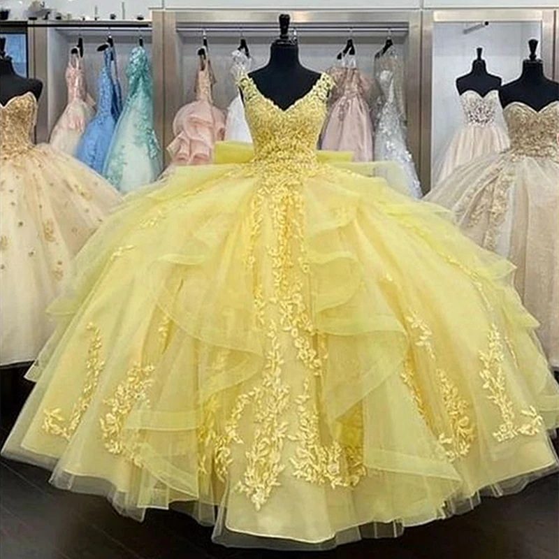 

Light Yellow Quinceanera Dresses Ruffle Pluffy Debutante Dress Lace Appliques Foor Length Ball Gown Vestidos De 15 Anos V-Neck