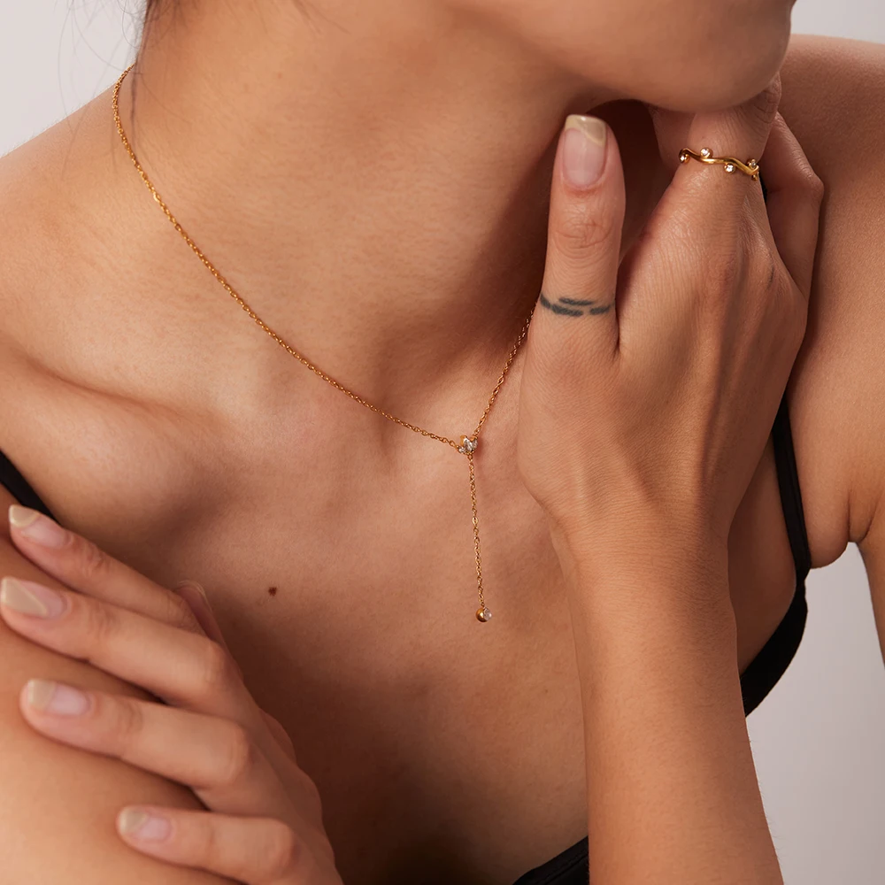 Youthway الفاخرة رائعة تاج الأبيض دلاية من حجر الزركون قلادة 18K مطلية بالذهب الملمس سحر مجوهرات الأزياء 2022 جديد