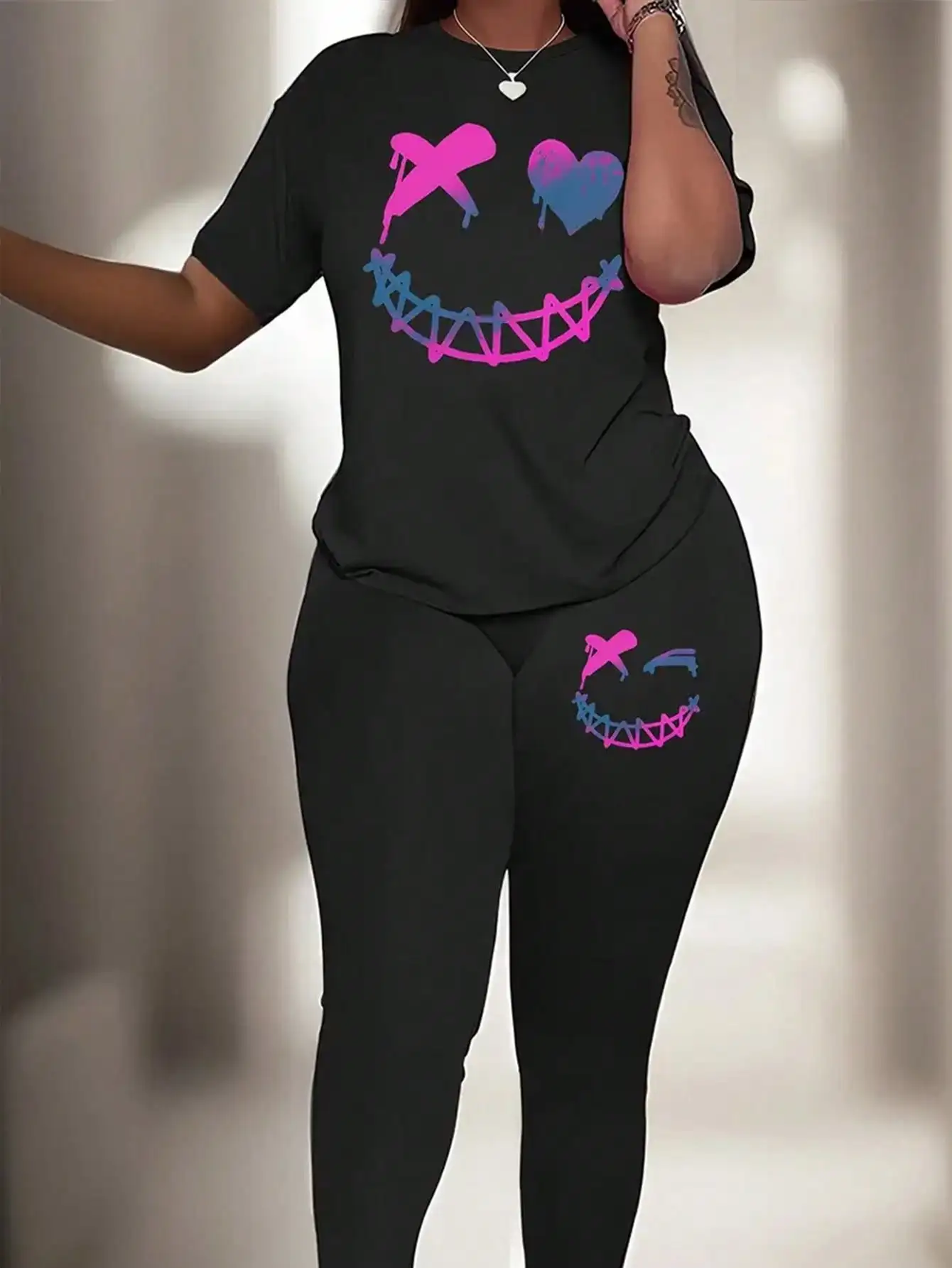 2026 Damen Casual Vier-Jahreszeiten-Set: T-Shirt mit Smile-Print und Rundhalsausschnitt + Eng Anliegende Bedruckte Hose, Zweiteiliges Set – Detail 4