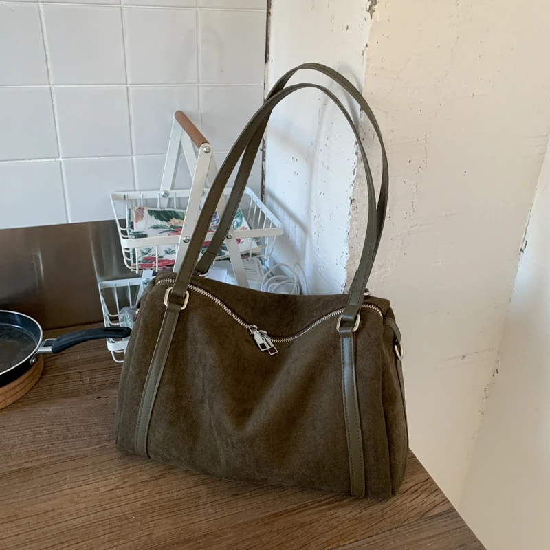 Damen-Handtaschen mit großer Kapazität, lässige Retro-Umhängetaschen aus Wildleder mit Reißverschluss, einfarbige Schultertaschen für den Alltag. – Detail 34