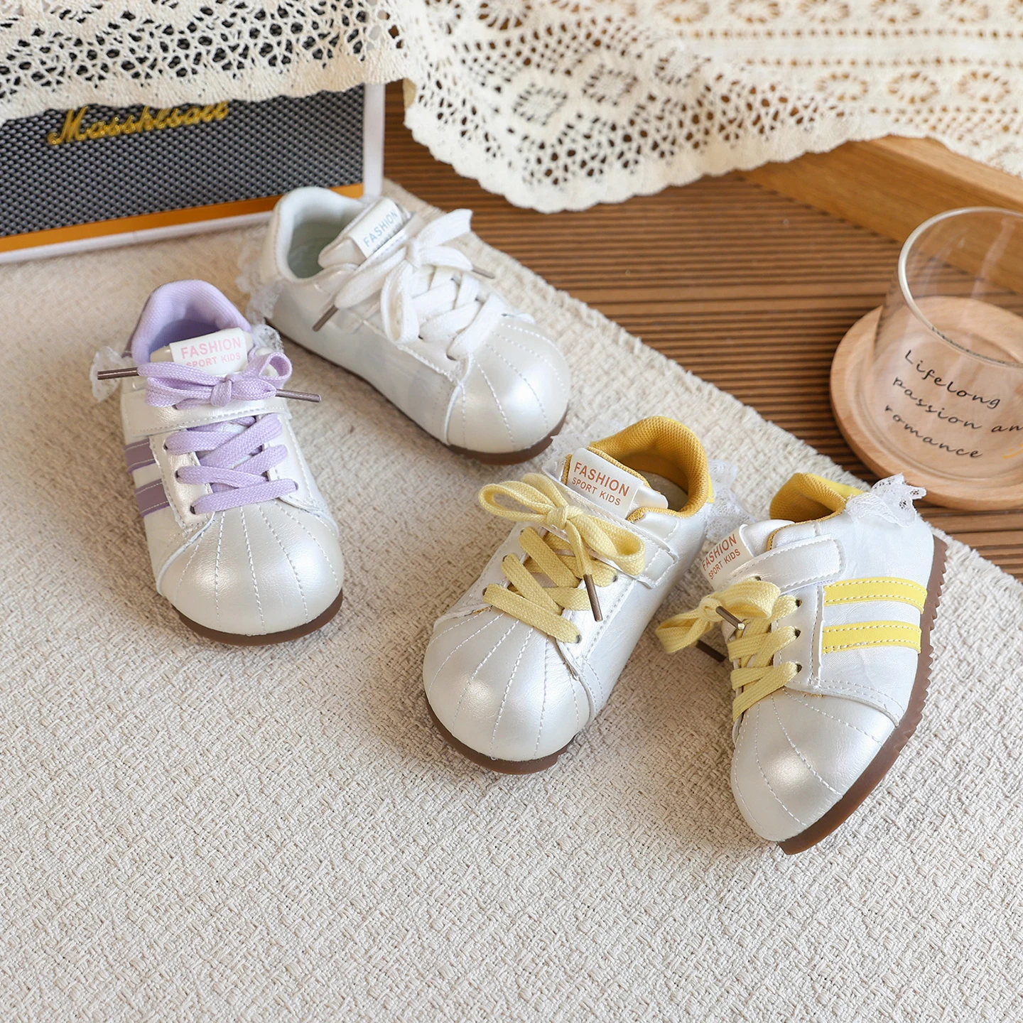 

Модные кроссовки для девочек: универсальные и стильные, с кружевной вышивкой, детские повседневные спортивные туфли с мягкой нескользящей подошвой, фиолетовые