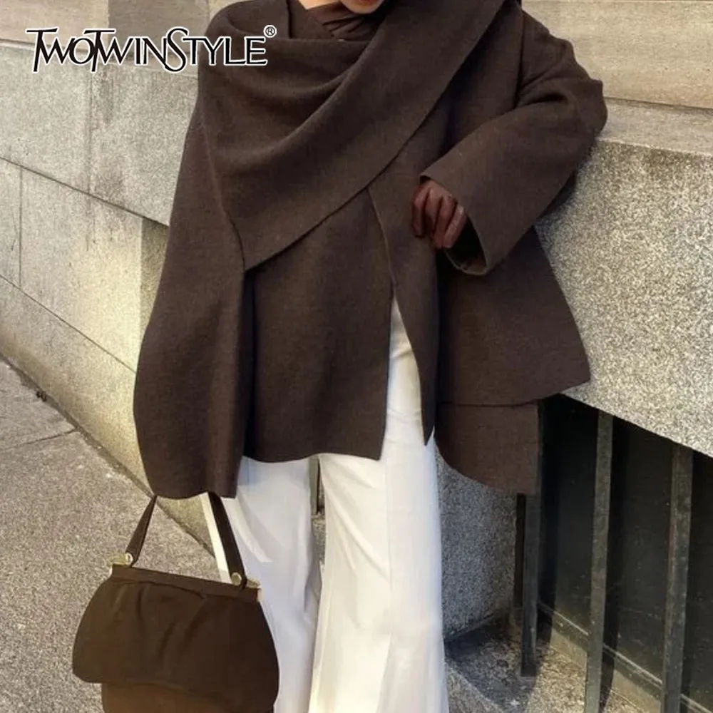 

TWOTWINSTYLE повседневное вязаное пальто в стиле минимализм для женщин с круглым вырезом и длинными рукавами в стиле пэчворк, шарф, свободная короткая куртка нестандартной формы, женская новинка