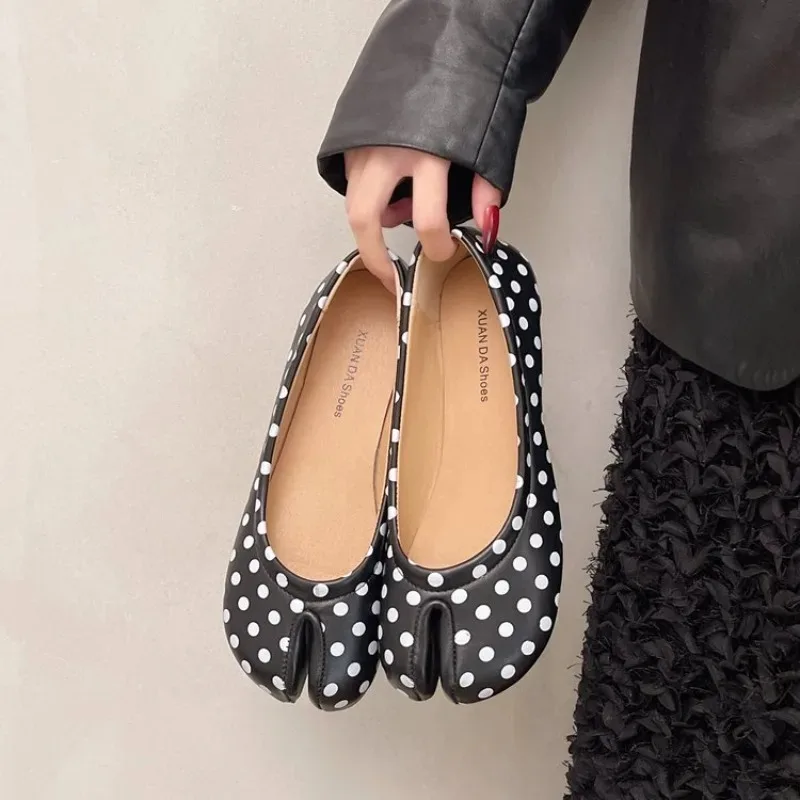 Retro Polka Dot Split Toe Flats Woman 2026 Unique Tabi Inspired Design Slip On Shoes Women Fashionable Casual Loafer Lady Flats