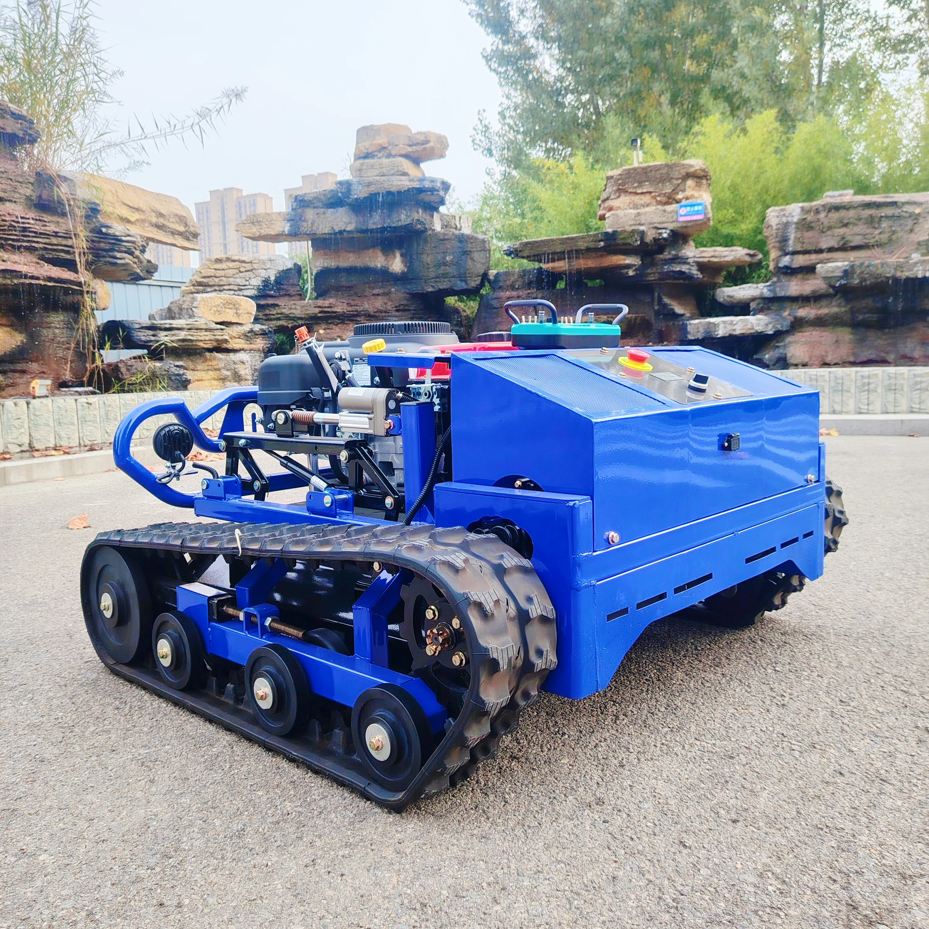 

QL800 mini lawn mower is lightweight and operable with a remote control suitable for mowing small spaces in garden farms