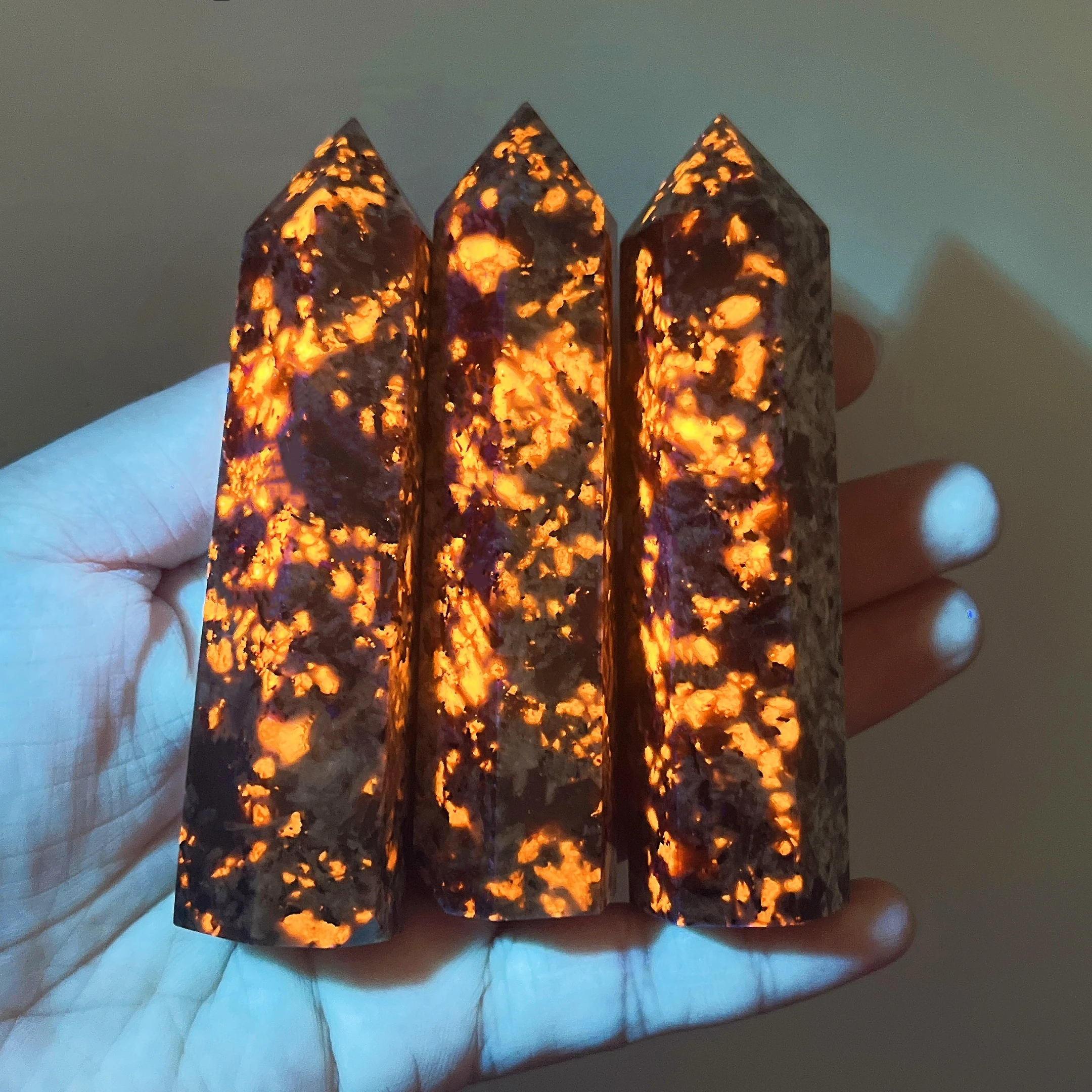 8-9cm Natural Yooperlite Fluorescing Sodalite hexagonenergy Tower Crystal Flame Stone Point Energy Mineral Healing Home Decor