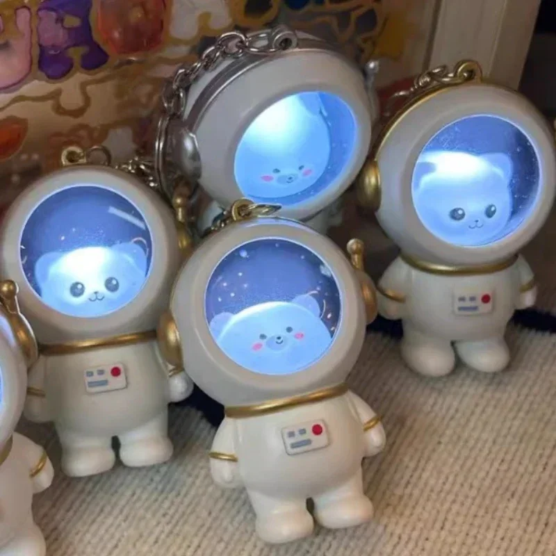 Świecący brelok do kluczy Cartoon Spaceman Light Luminous Lovely Light Up Bear Breloczek do kluczy Kawaii Cat Starry Sky Astronaut Breloczek do