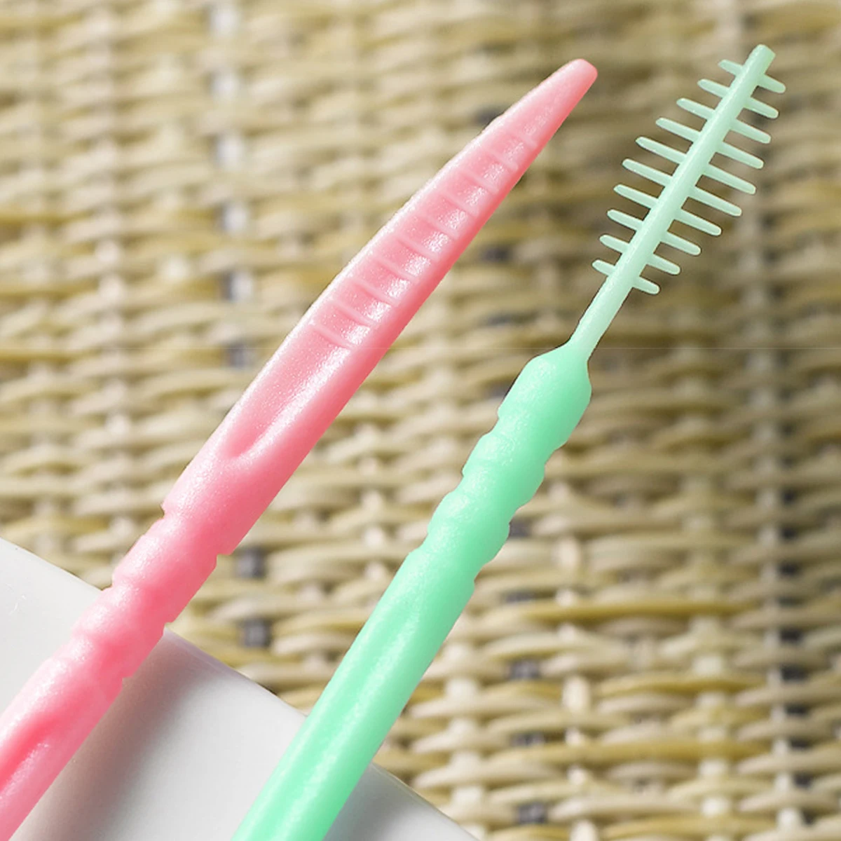 100pcs fruit flavored disposable toothpicks, portable box, fruit flavored ultra-fine double headed toothpicks, family set