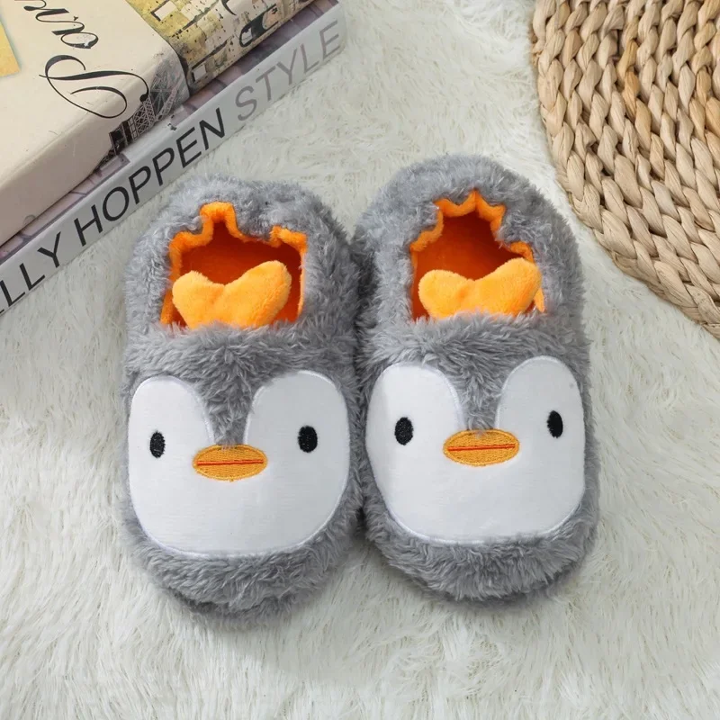 Pantofole per bambini pinguino carino inverno 2024 comode scarpe in cotone caldo per bambini pantofole in peluche per animali da interno per ragazzi