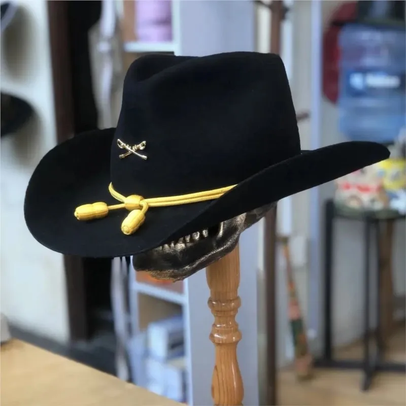 A fashionable pure felt hat decorated with rubber bands and