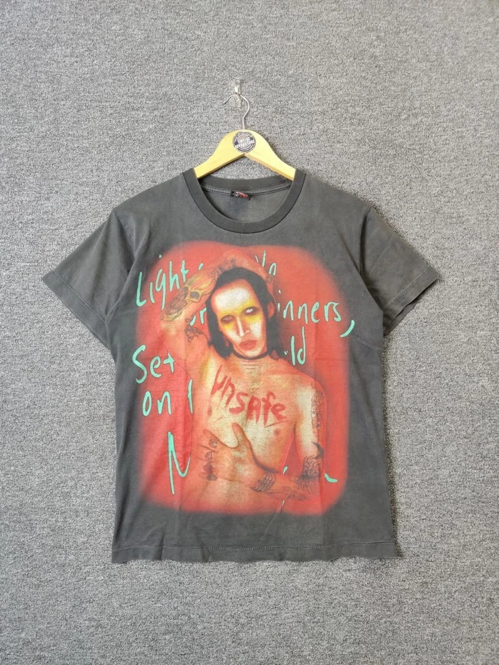 ارتدت مارلين مانسون 2003 تي شيرت أسود بأكمام قصيرة للرجال والنساء مع مطبوعات كلاسيكية داكنة ومخيفة بأكمام قصيرة