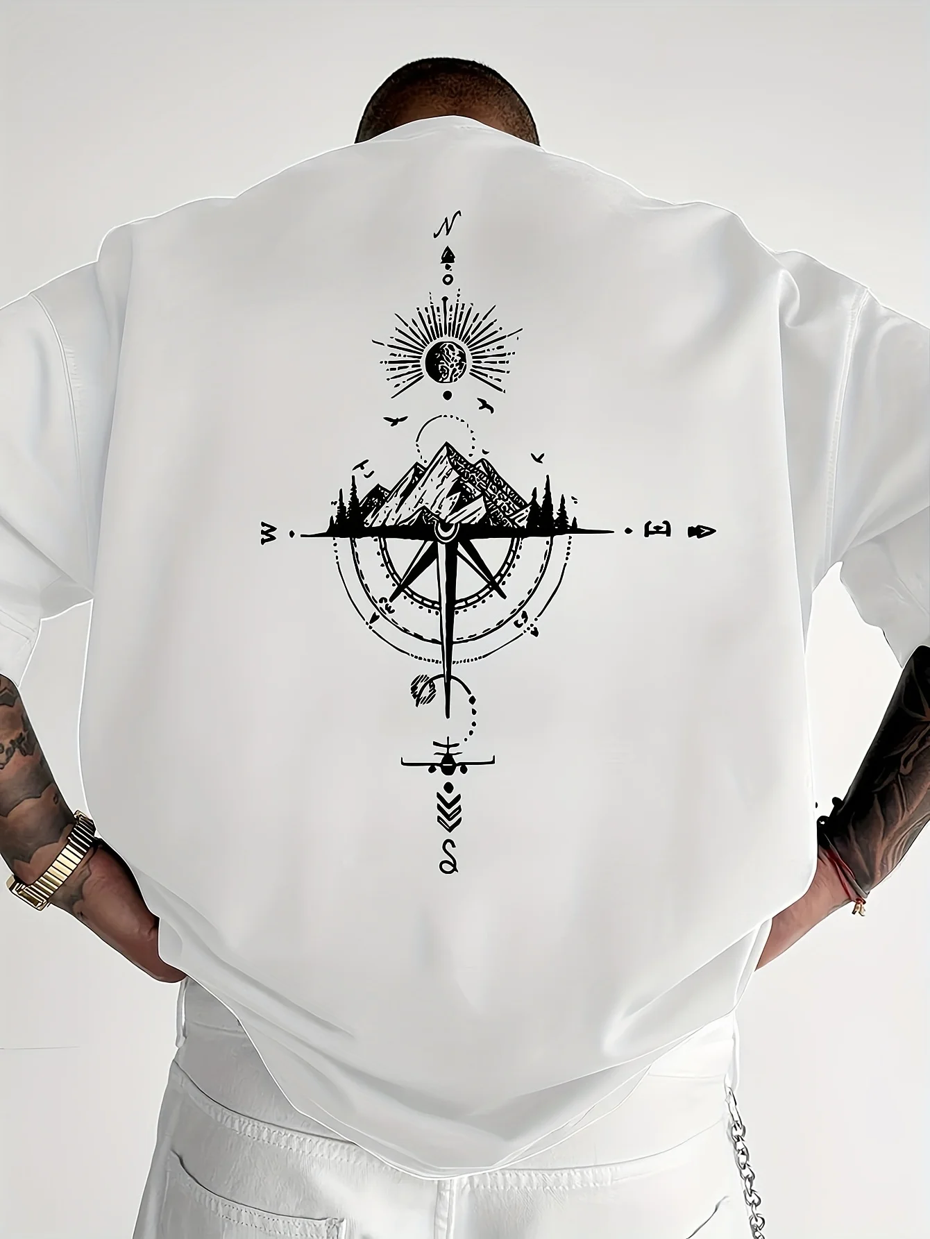 เสื้อยืดแขนสั้นผู้ชาย 100% โพลีเอสเตอร์หลวมพอดีลําลองคอกลมสีกรมท่าพิมพ์เข็มทิศสีทอง Rose Mountain