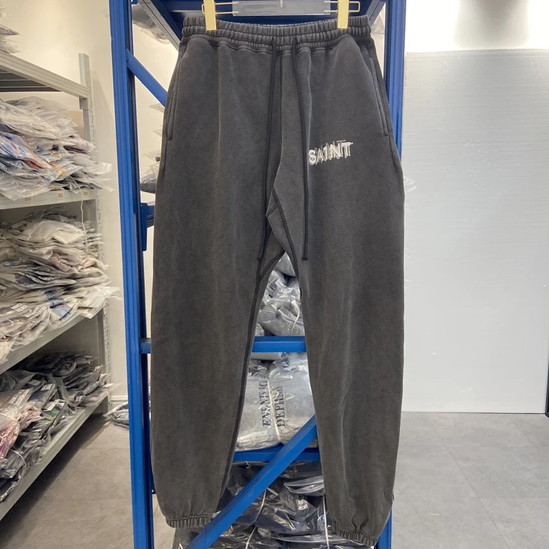 

25SS Новые брюки Saint Ретро с буквенным принтом, потертые старые свободные флисовые спортивные штаны, брюки с эластичной резинкой на талии и шнурком