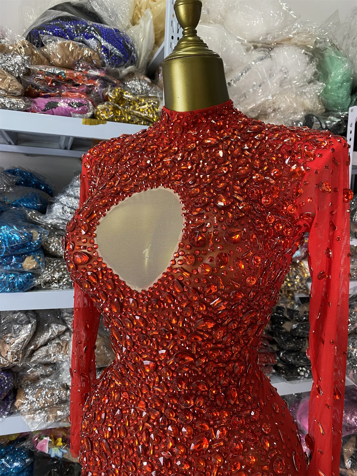 Vestidos de fiesta rojos de lujo para mujer, malla transparente con diamantes de imitación brillantes, manga larga, Maxi vestido largo de fiesta de noche para celebridades, sesión de fotos