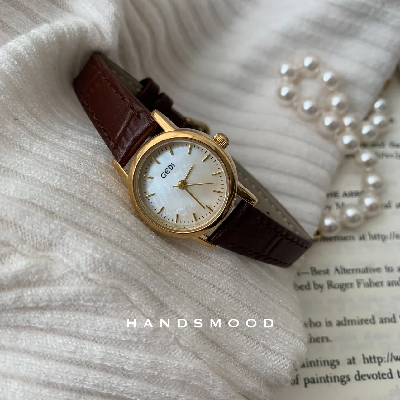 

Light luxury casual retro small dial mother-of-pearl leather female temperament fashion quartz watch ladies high-end watch