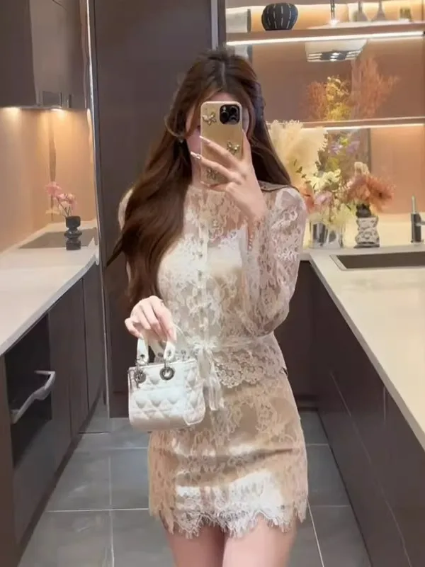 

Комплект из кружевного топа и юбки Ele для важных мероприятий. Уникальный модный комплект из двух предметов. Весенняя коллекция. Высокая талия, облегающий крой.