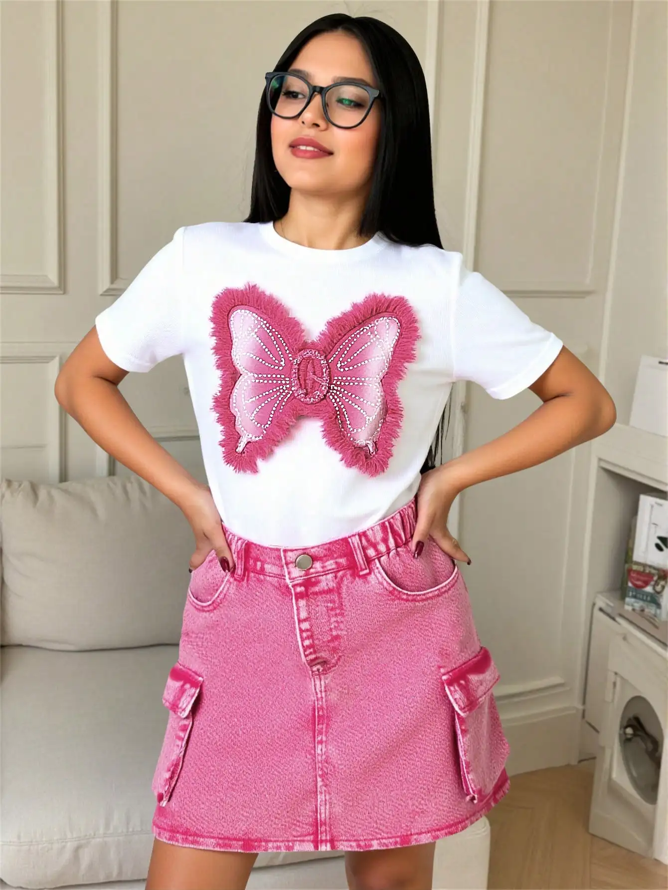 

Белая футболка с коротким рукавом и 3D-аппликацией в виде розовой бабочки и розовая джинсовая мини-юбка-карго с эффектом потертости