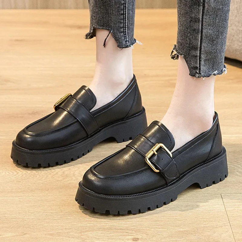 

Женские лоферы на массивном каблуке с металлической пряжкой, в британском стиле, сшитые, удобные, для офиса и повседневной носки