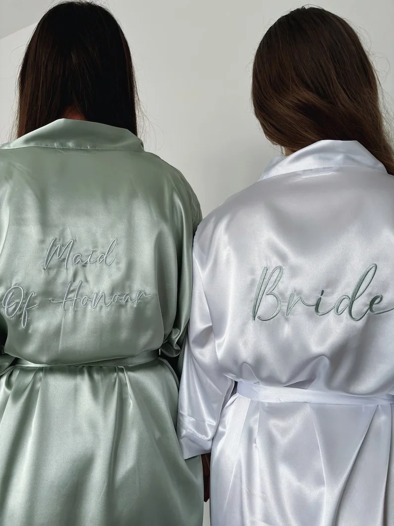 Abiti da damigella d'onore blu polvere personalizzati Abito da sposa in raso ricamato Vestaglia Pigiama Regalo da damigella d'onore Damigella d'onore