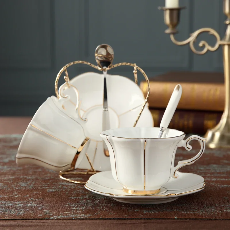 Juego de café minimalista con borde dorado, tazas blancas de porcelana de hueso de China, servicio de porcelana para desayuno europeo, regalo de té de estilo británico moderno, 18 Uds.