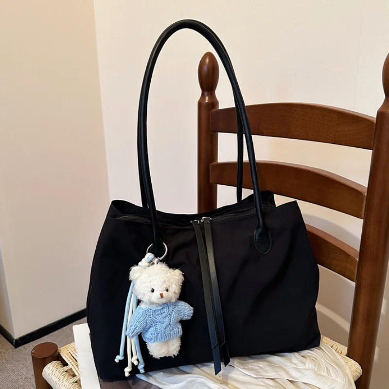 

Женская легкая водонепроницаемая нейлоновая сумка через плечо, вместительная сумка-тоут на молнии с несколькими карманами, сумка с подвеской в виде медведя