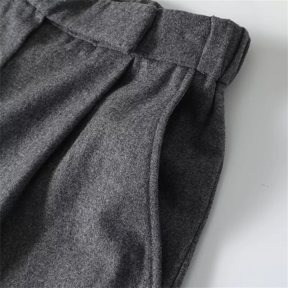 Graue Damenhose von Taop&Za mit weitem Bein und plissiertem Design, bequem und trendig für einen stilvollen, alltäglichen Look