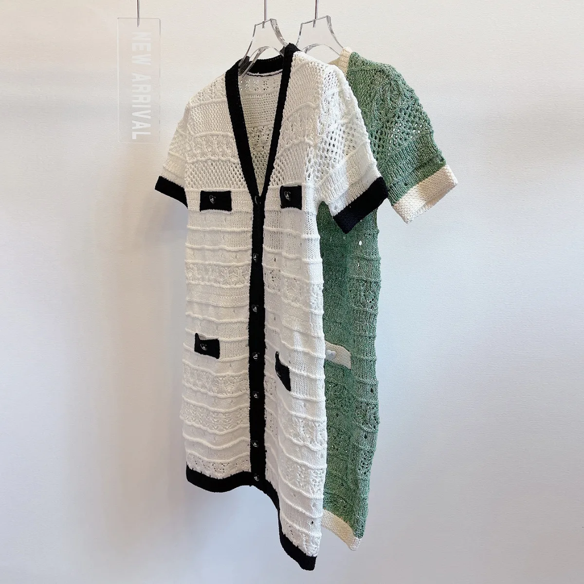 CHUJIE Französisches Strickkleid mit V-Ausschnitt und Kontrastbesatz, durchsichtiges, figurbetontes Minikleid SS25