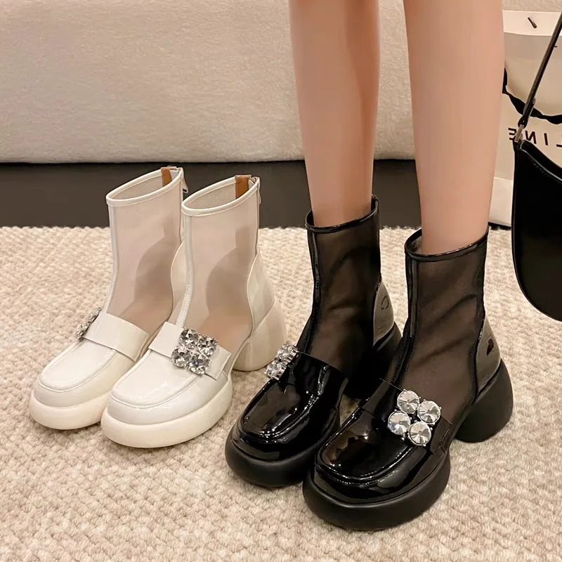 

2025 НОВЫЕ простые, хит продаж, ботинки на толстом каблуке с круглым носком и стразами, модные и дышащие ботинки из лакированной кожи с толстой сеткой