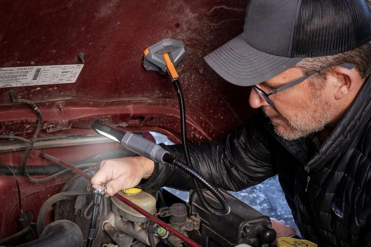 接続する |   3 つのベンチ マウントを備えたハンズフリー アクセサリ システム |   拡大鏡、充電式作業灯付き