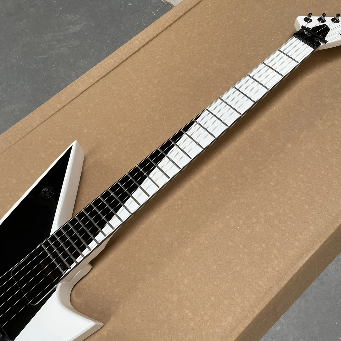 Personalized white 6-string electric guitar with double-coil pickups and black hardwareguitars. Smooth and easy-to-play guitarra