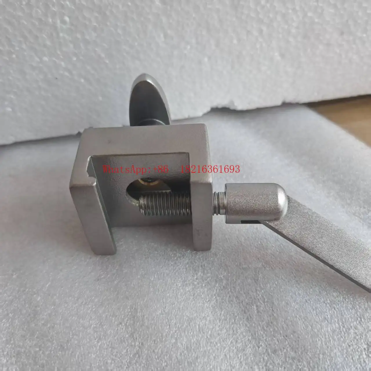 fijador-universal-para-mesa-quirurgica-soporte-especifico-para-piernas-con-grapas