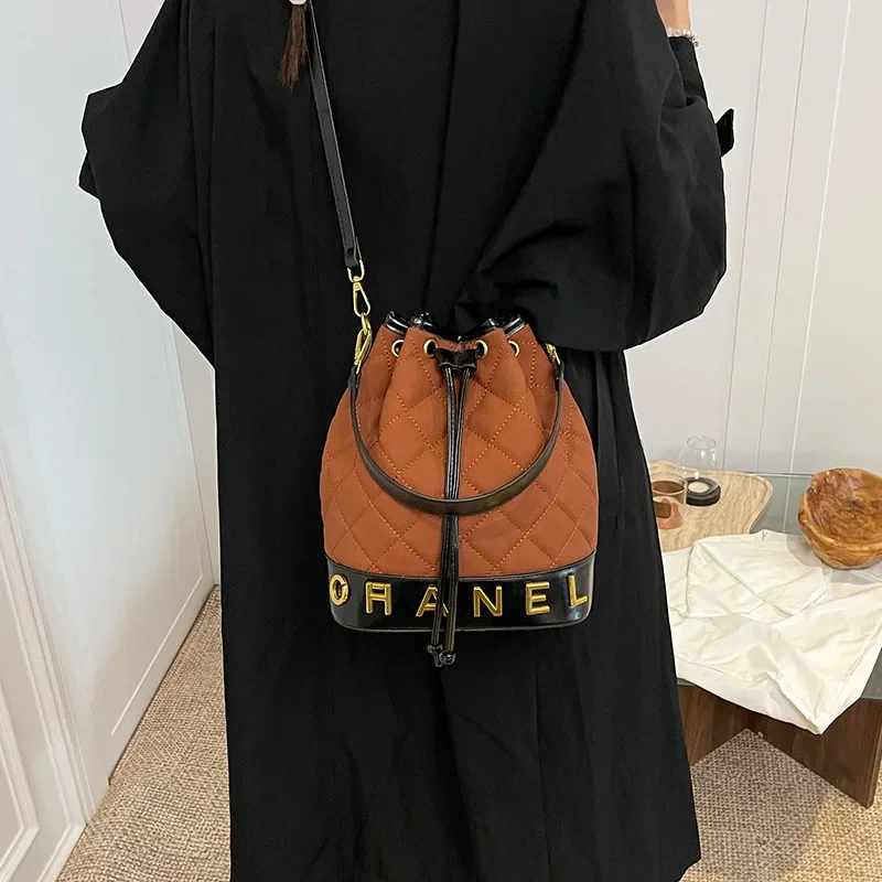 

2025 Autumn/Winter New Quilted Stitched Color Block Bucket Bag - Women's High-End Shoulder Crossbody Handbag