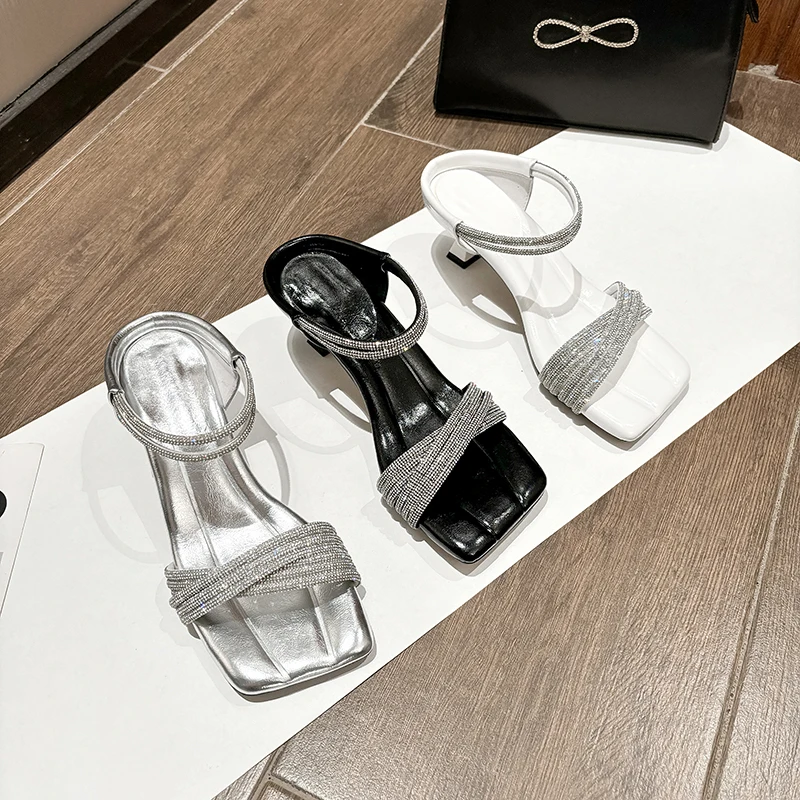 

Exquisite High-Heeled Sandals with Rhinestones to Decorate Black and White and Silver Colors, Fashionable and Versatile, Super Eye-Catching