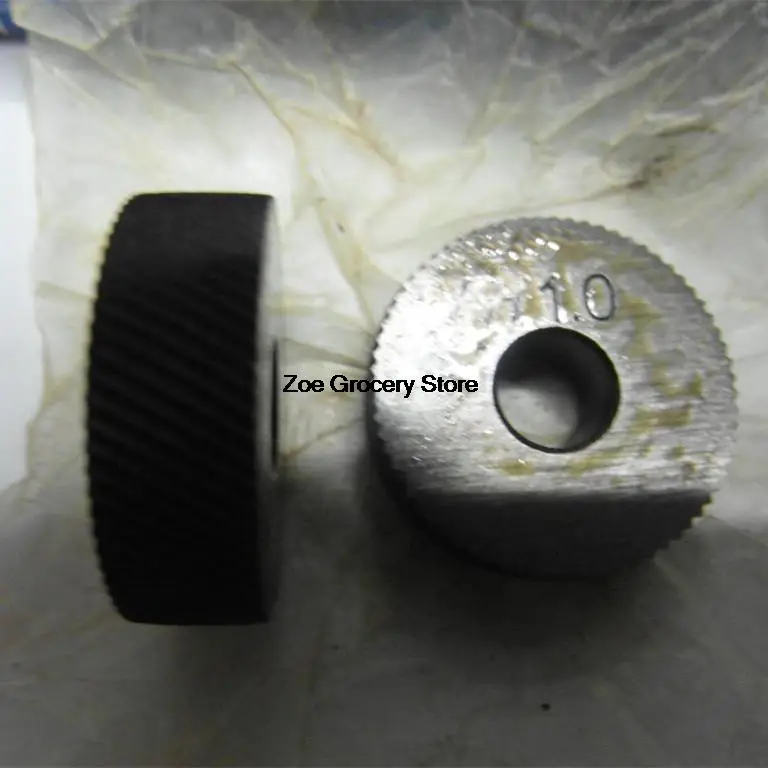 1 Pair Diagonal Coarse 0.3/0.4/0.5/0.6/0.8/1.0/1.2/1.5/1.6/1.8/2.0mm Pitch Linear Knurl Wheel Knurling Tool 26 x 8 x 8mm