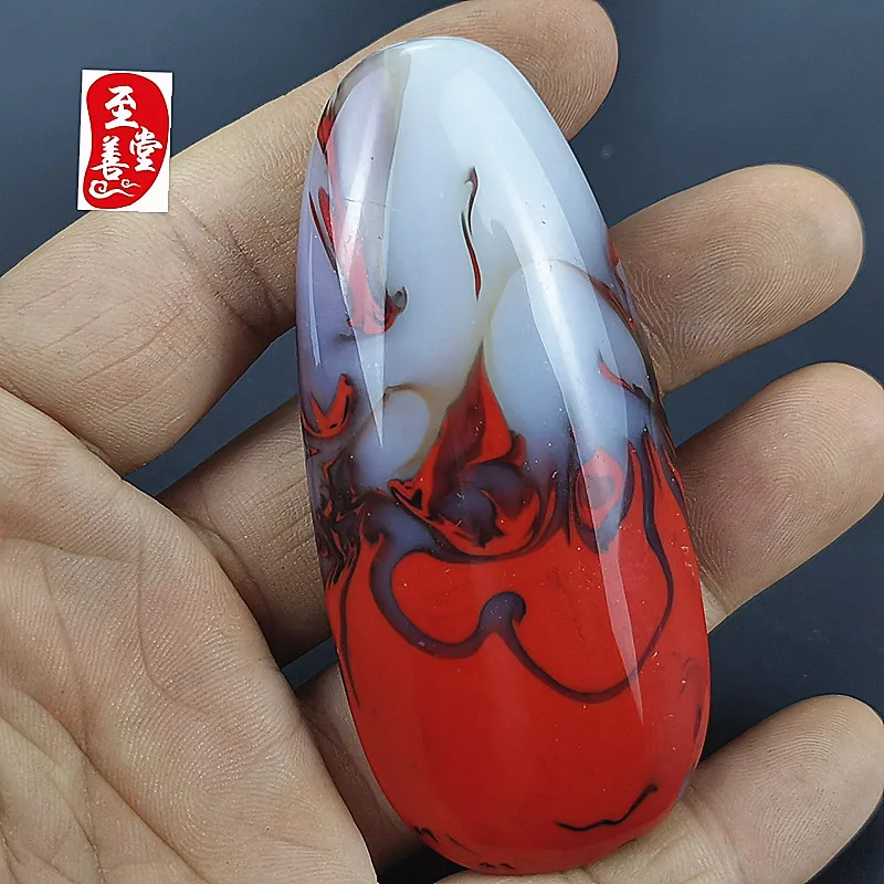 

Imitation Xinkeng Xinjiang Gobi material chicken blood jade handle piece glass living room decoration ornament send piece rope