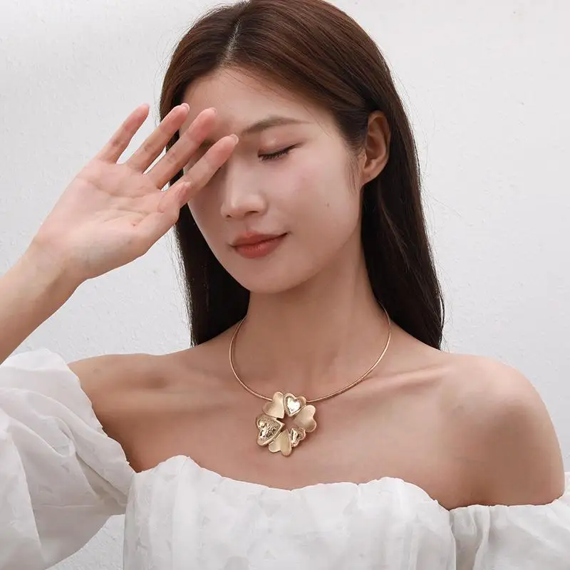 cross-border-trendy-metal-brushed-women's-necklace-floral-heart-geometric-design-high-end-feelings-personalized-jewelry