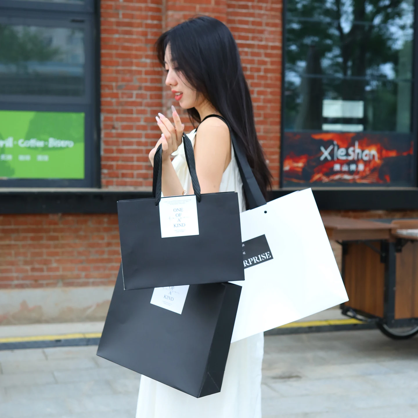 sacola-de-ombro-de-papel-cartao-branco-elegante-para-lojas-de-roupas-sacola-de-compras-de-presente-com-toque-de-luxo-personalizavel-com-letras-criativas